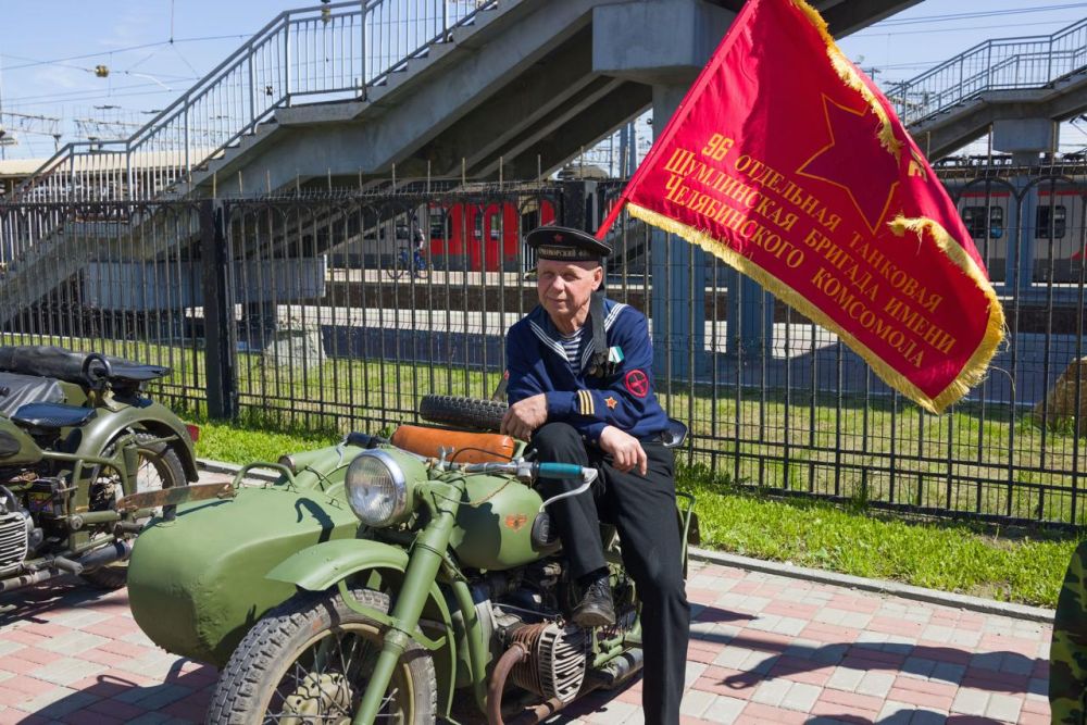 Более 7 тысяч человек встретили «Поезд Победы» в Челябинске Более 7 тысяч человек встретили «Поезд Победы» в Челябинске