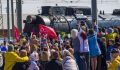 Сотни человек собрались на вокзале в Челябинске, чтобы встретить «Поезд Победы»
