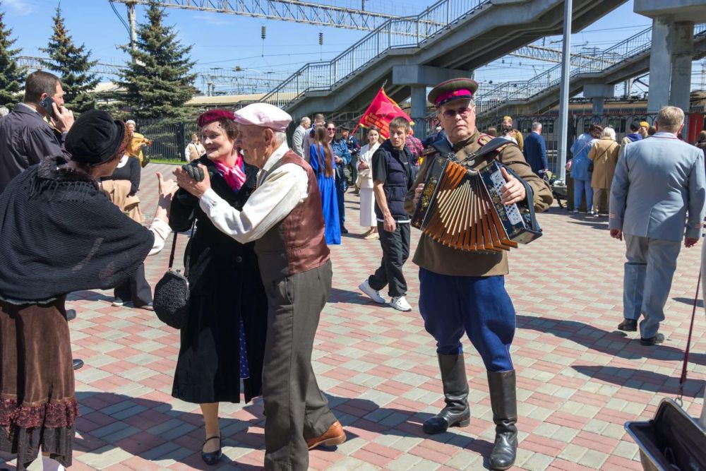 Более 7 тысяч человек встретили «Поезд Победы» в Челябинске Более 7 тысяч человек встретили «Поезд Победы» в Челябинске