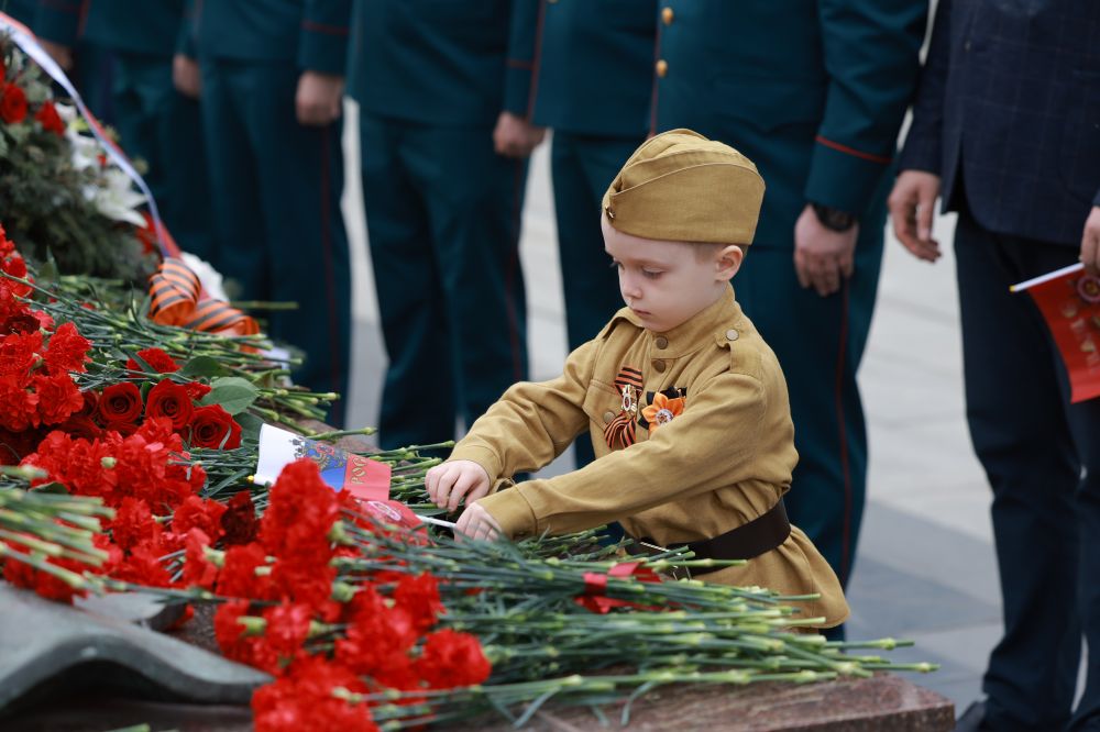 Алексей Текслер почтил память героев в День Великой Победы Алексей Текслер почтил память героев в День Великой Победы