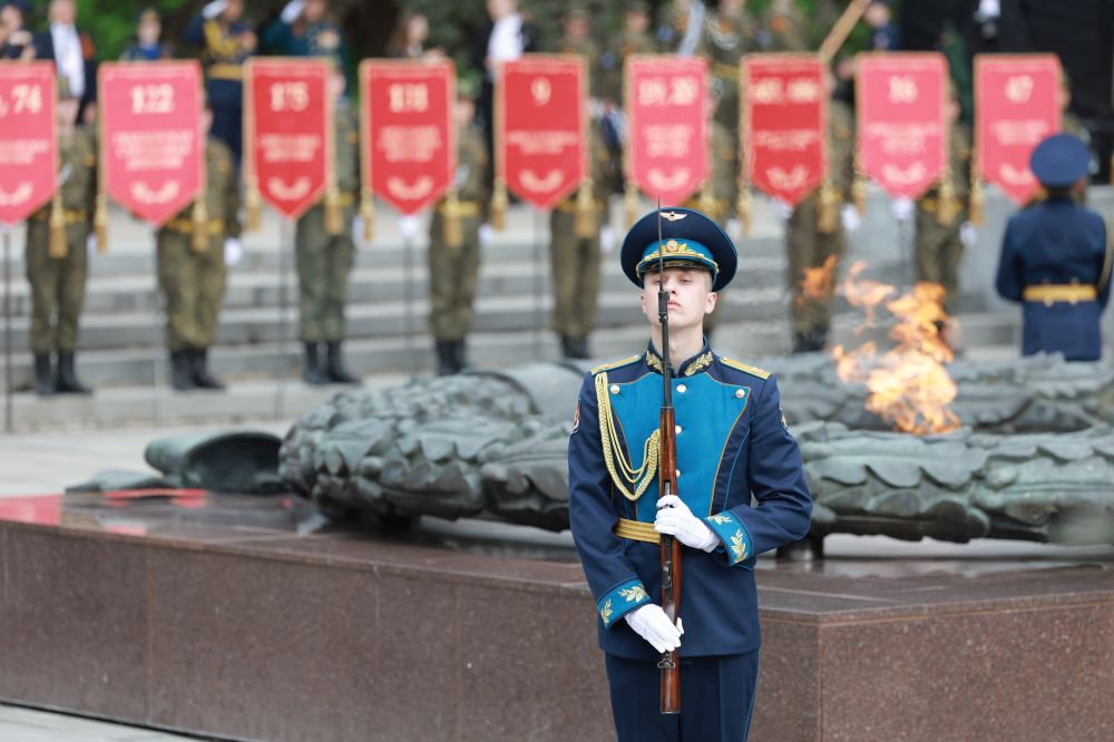 Алексей Текслер почтил память героев в День Великой Победы Алексей Текслер почтил память героев в День Великой Победы