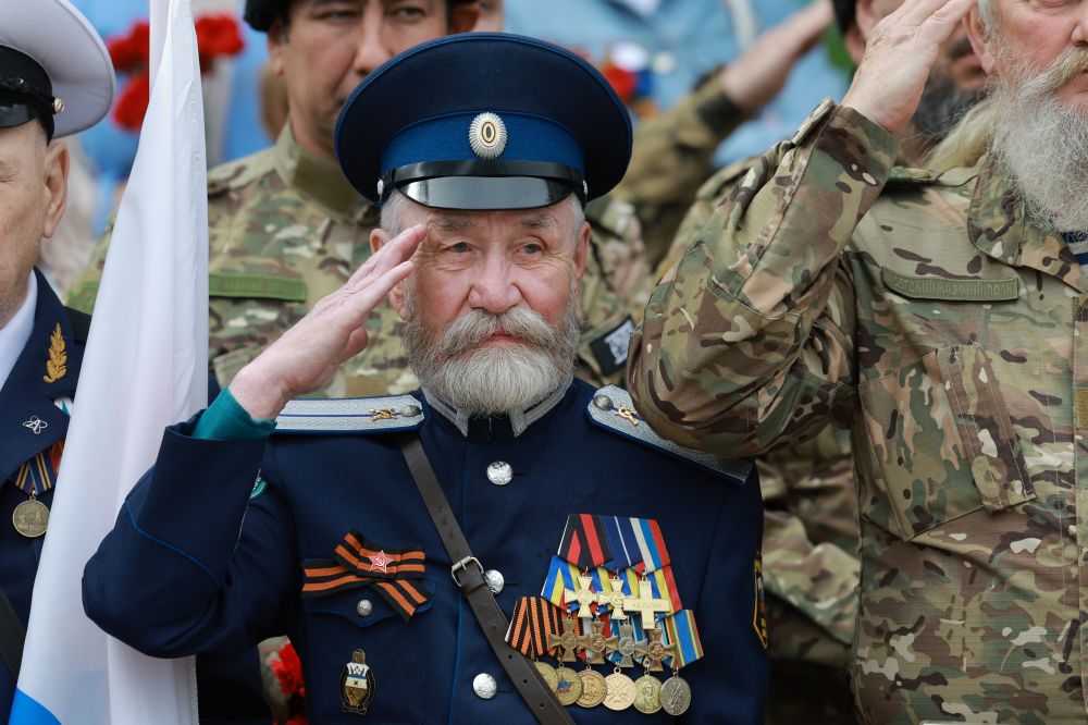 Алексей Текслер почтил память героев в День Великой Победы Алексей Текслер почтил память героев в День Великой Победы