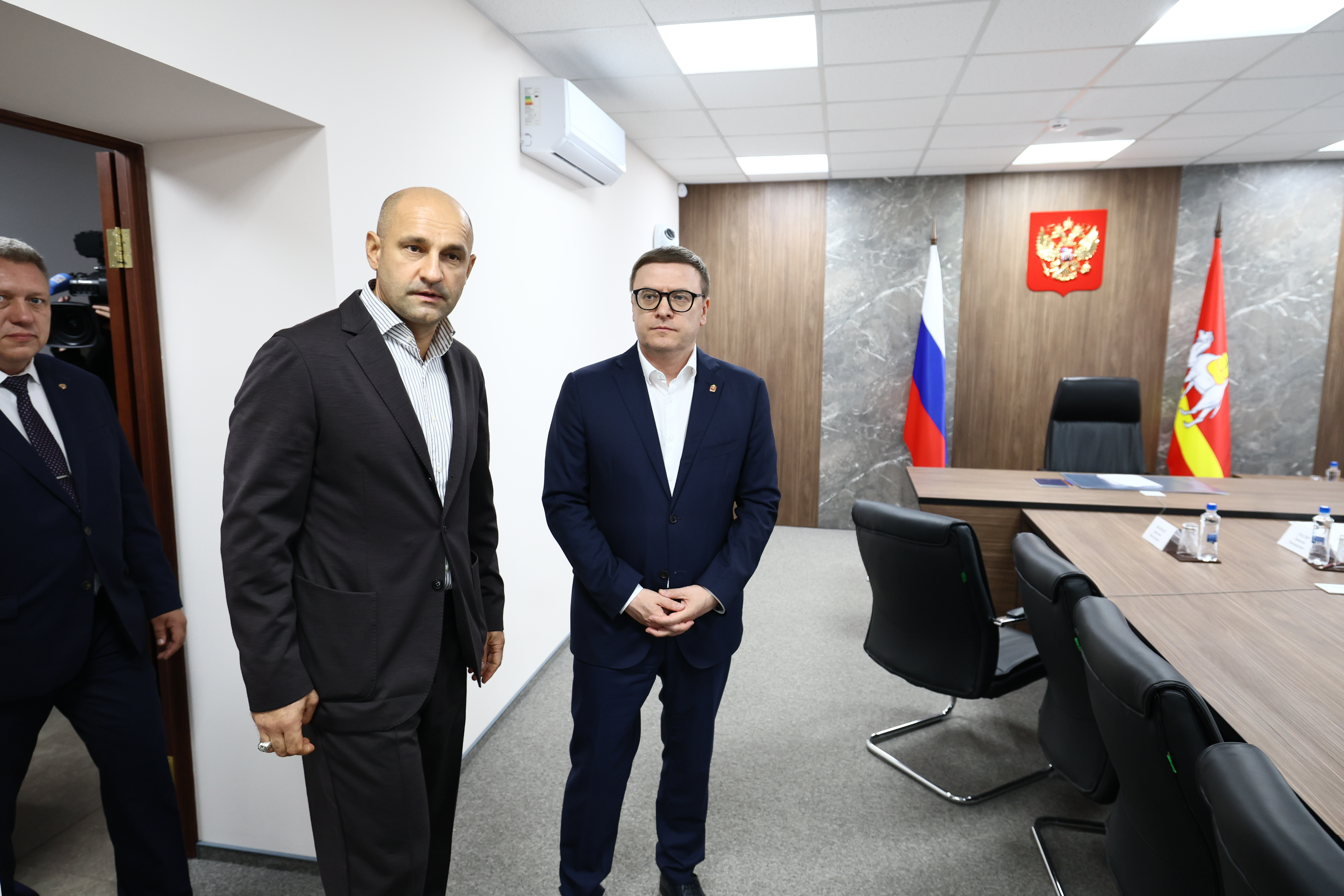 Полпред Президента страны в УрФО Артём Жога и губернатор Алексей Текслер открыли новую приемную Президента России в Челябинске и провели прием граждан Полпред Президента страны в УрФО Артём Жога и губернатор Алексей Текслер открыли новую приемную Президента России в Челябинске и провели прием граждан