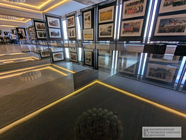 Сегодня, 10 октября, в фойе второго этажа драмтеатра открылась фотовыставка «Донбасс: прошлое и настоящее»