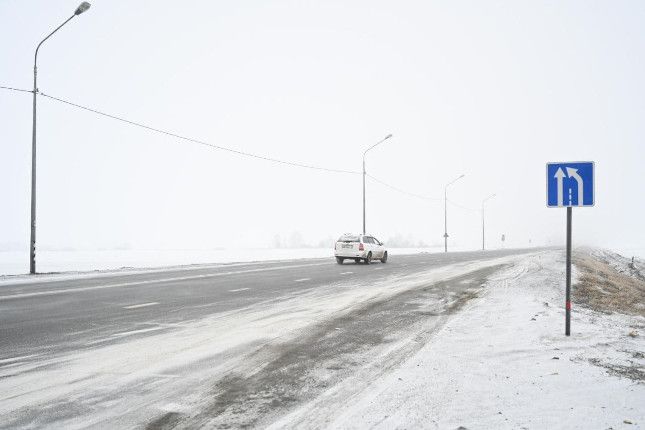 Дороги на юге Челябинской области обрабатывают песко-соляной смесью