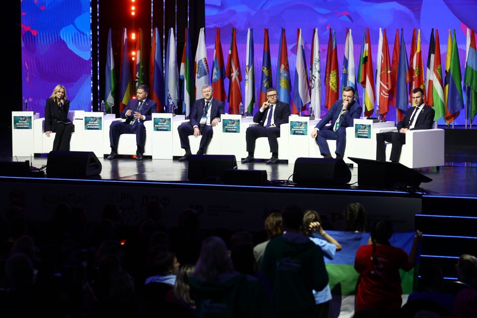 Алексей Текслер принял участие в пленарной сессии «Забота о природе: профессиональное призвание или дело каждого»