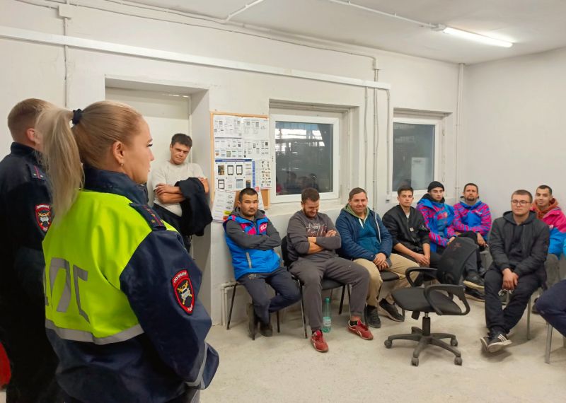 В Магнитогорске сотрудники Госавтоинспекции провели встречу с водителями известного маркетплейса