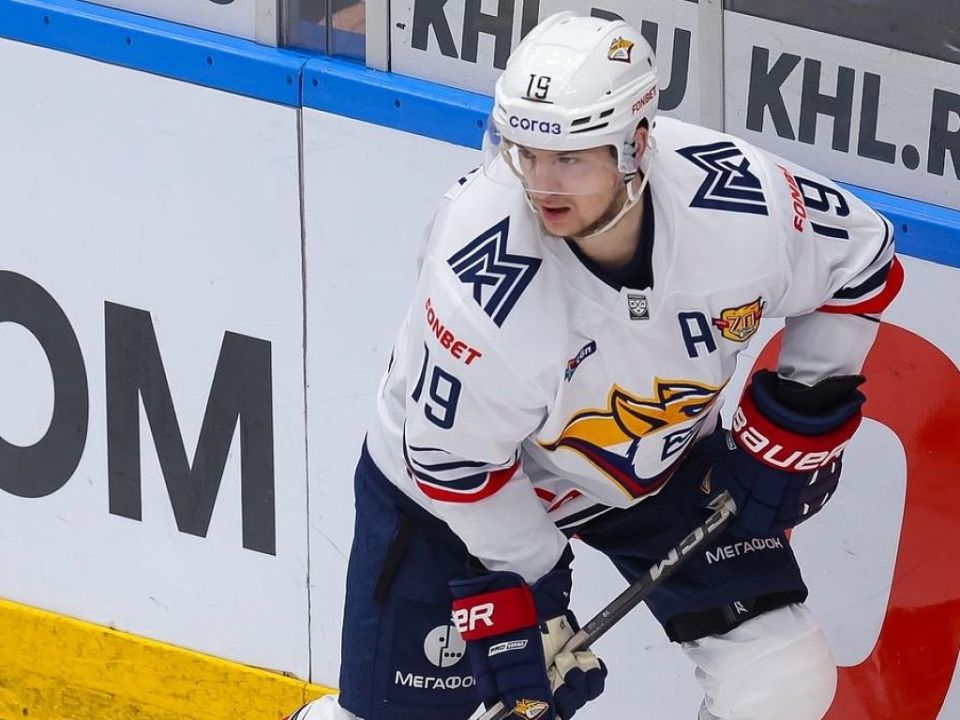 Хоккеист Владимир Ткачев помог «Металлургу» выиграть у «Авангарда» в КХЛ