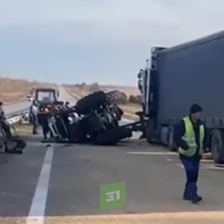 Грузовик врезался в трактор с прицепом, который перевозил зерно