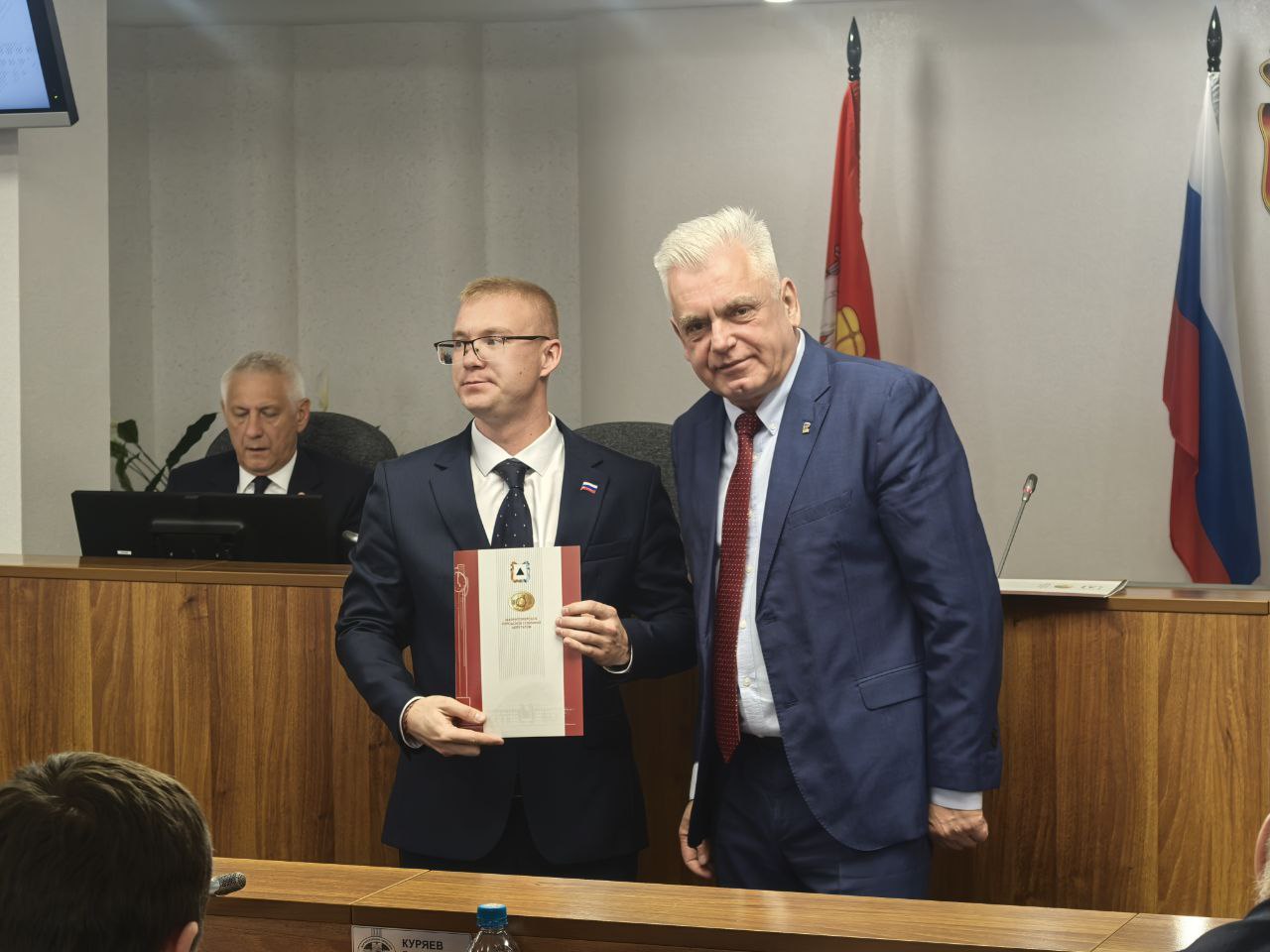 На заседании депутатского корпуса за вклад в органищацию летнего отдыха председатель городского Собрания Александр Морозов наградил Почетными грамотами начальника управления образования Олега Говштейна и сотрудрика медиа...
