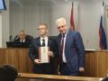 На заседании депутатского корпуса за вклад в органищацию летнего отдыха председатель городского Собрания Александр Морозов наградил Почетными грамотами начальника управления образования Олега Говштейна и сотрудрика медиа...