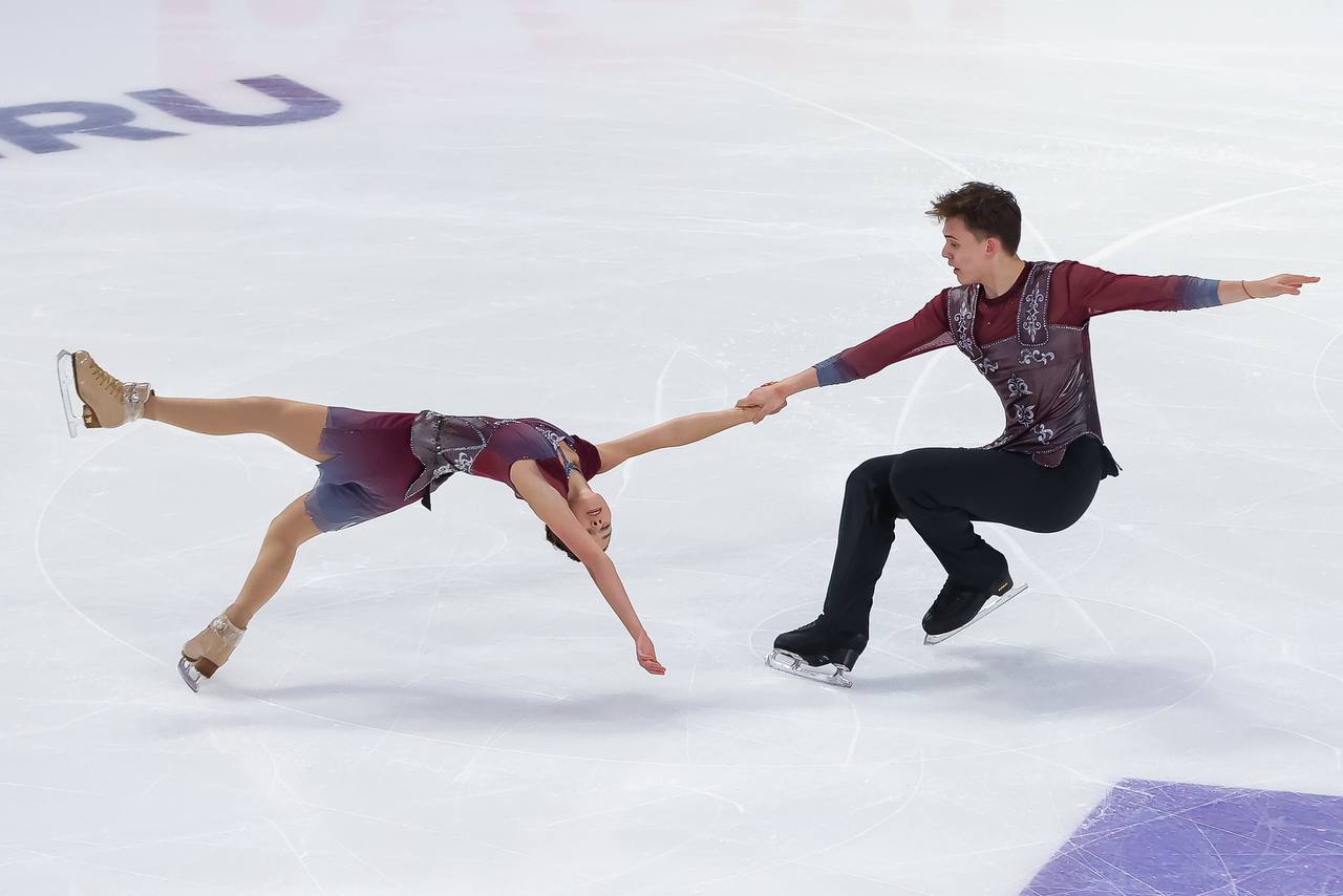 Аншлаг на трибунах в Магнитогорске: фигуристы-юниоры разыграли медали турнира «Звезды Магнитки»