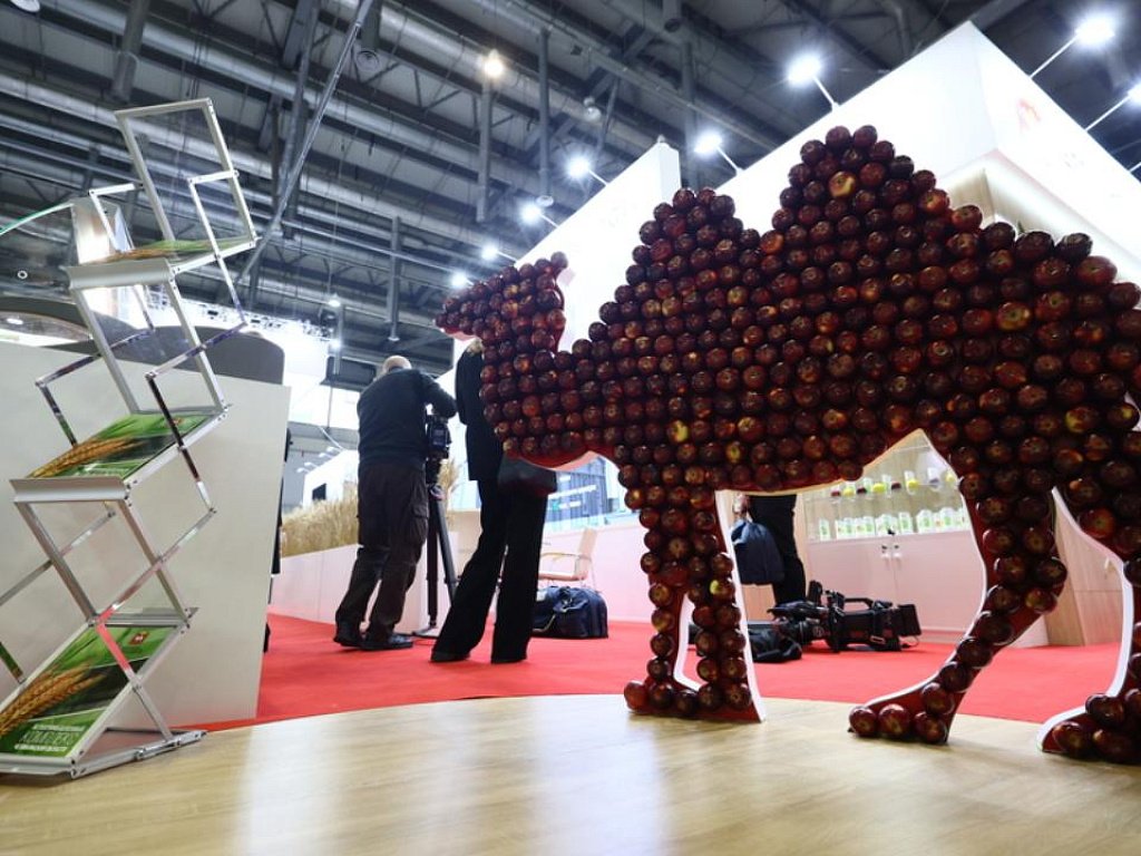 Продуктовые новинки и инвестпроекты представляют аграрии Южного Урала на выставке УрФО