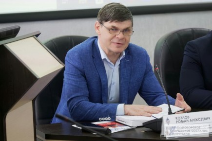 Сегодня поздравления принимает депутат городского Собрания Роман Козлов