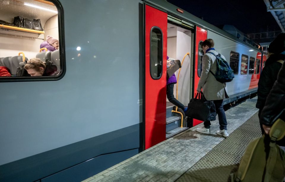 Между Челябинском и Екатеринбургом запустят дополнительные электрички