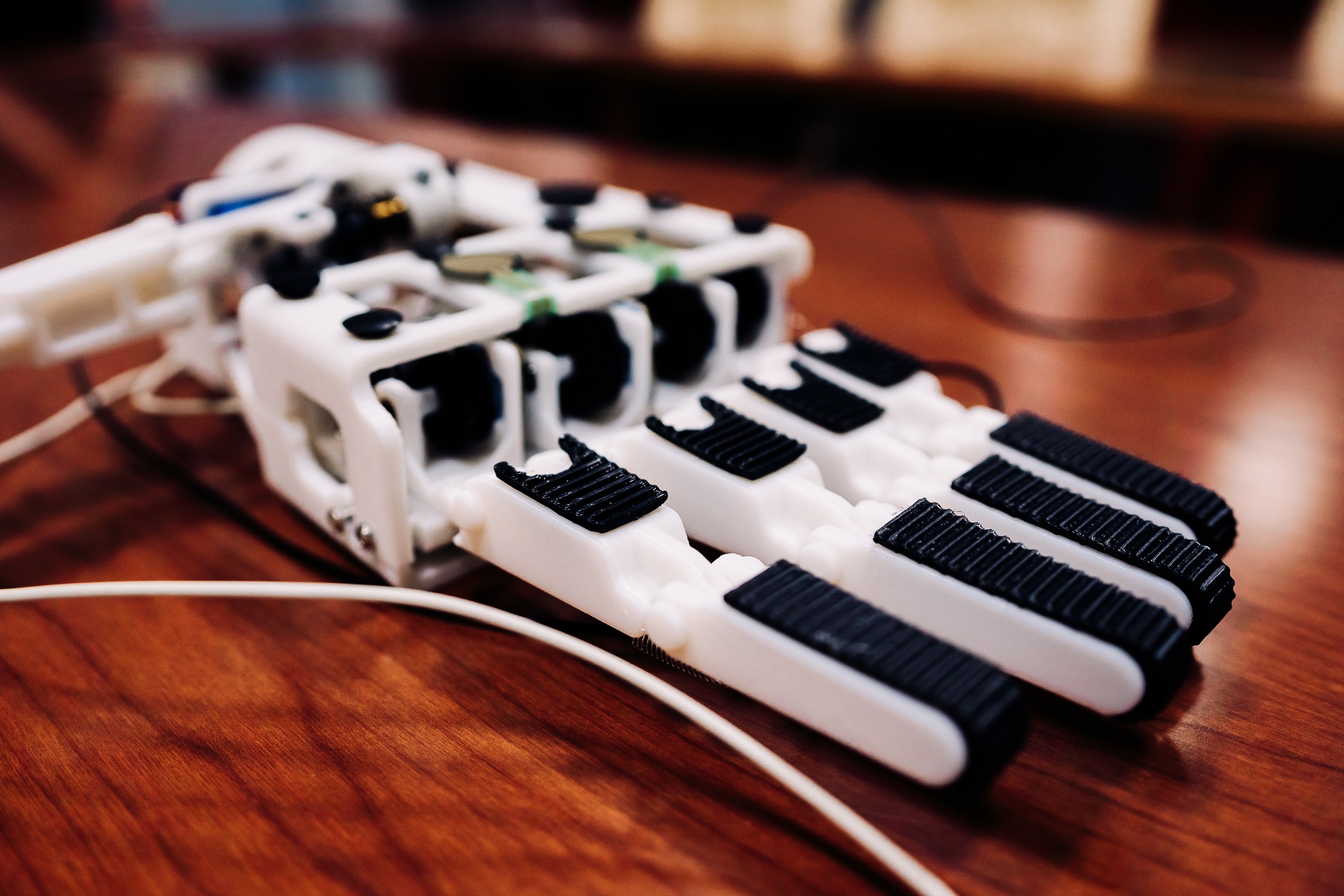 Прототип бионического протеза руки с использованием нейротехнологий создан стартапом выпускника МГТУ Прототип бионического протеза руки с использованием нейротехнологий создан стартапом выпускника МГТУ