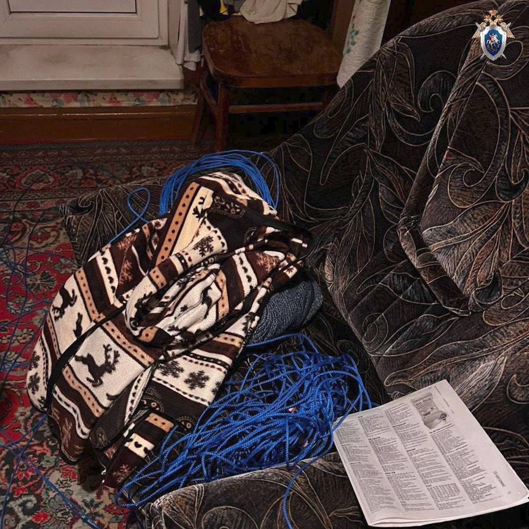 Тело в ковре, которое нашли у подъезда в Магнитогорске, собирались увезти в лес Тело в ковре, которое нашли у подъезда в Магнитогорске, собирались увезти в лес