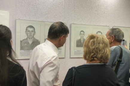 Выставку портретов бойцов СВО подготовили учащиеся магнитогорской Детской художественной школы