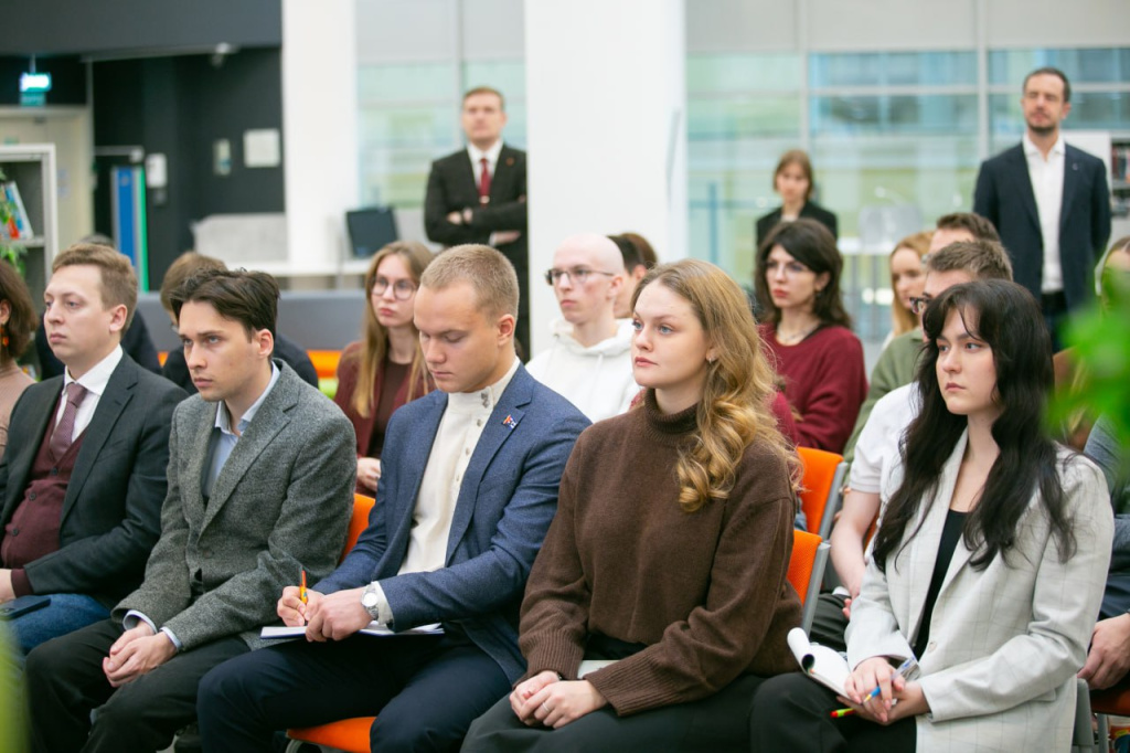 Алексей Текслер рассказал о перспективах Южного Урала студентам ВШЭ Алексей Текслер рассказал о перспективах Южного Урала студентам ВШЭ