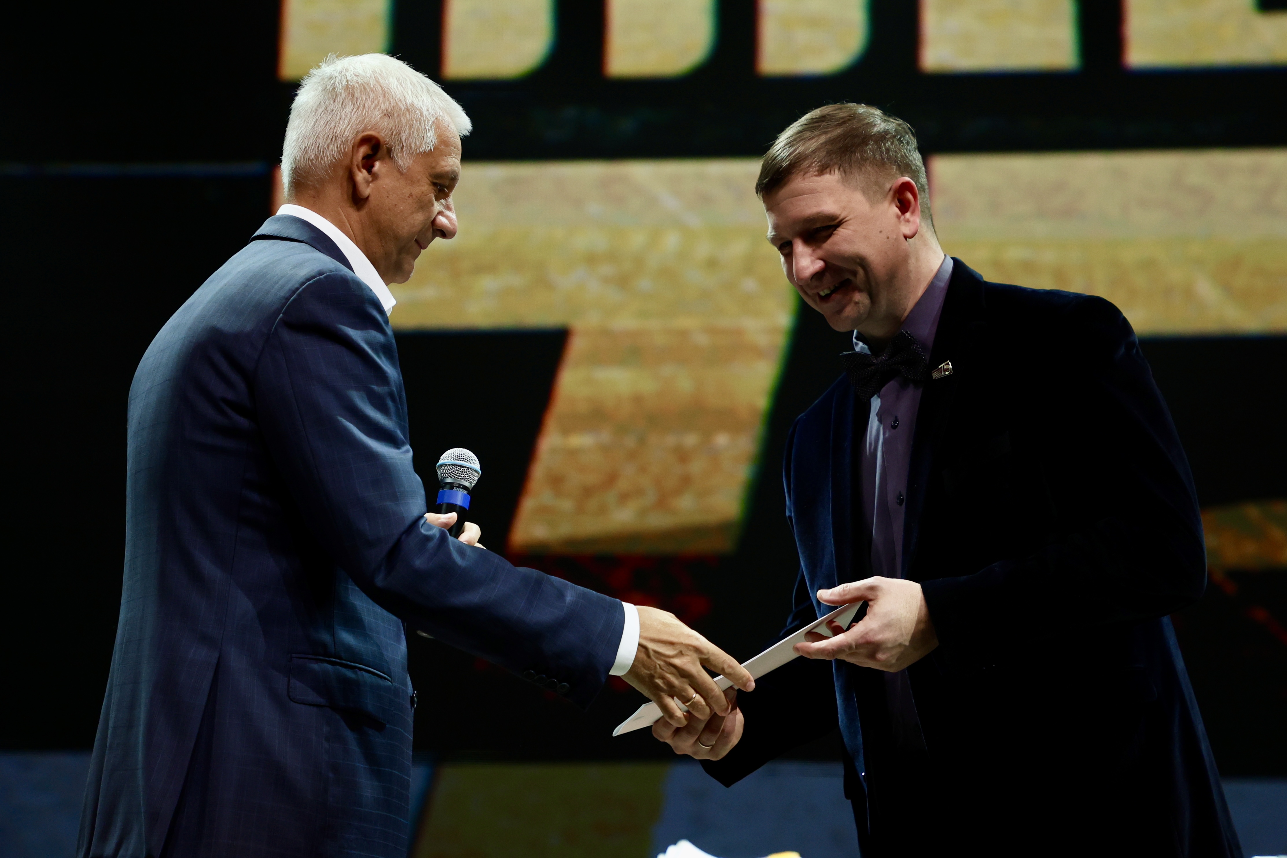 75 лет в свете софитов