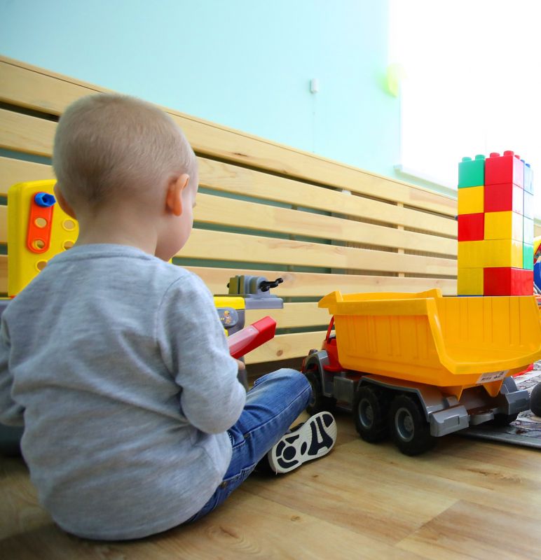 В Магнитогорске спасатели вызволили годовалого малыша из ловушки