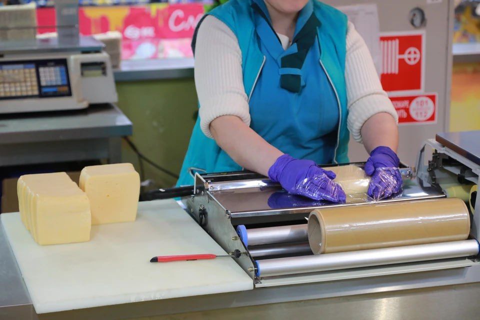 Магнитогорец украл с прилавка дорогой сыр и перепродал его