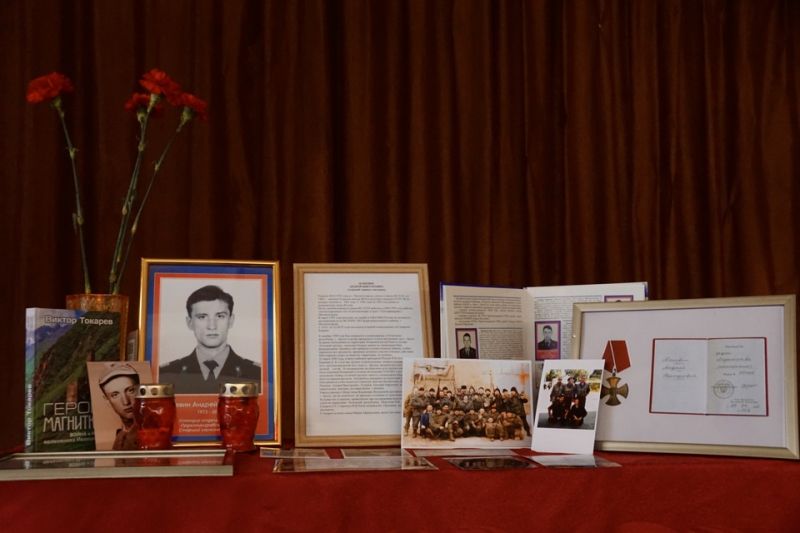 В школе Магнитогорска в честь милиционера, погибшего при исполнении служебного долга, открыли Парту Героя