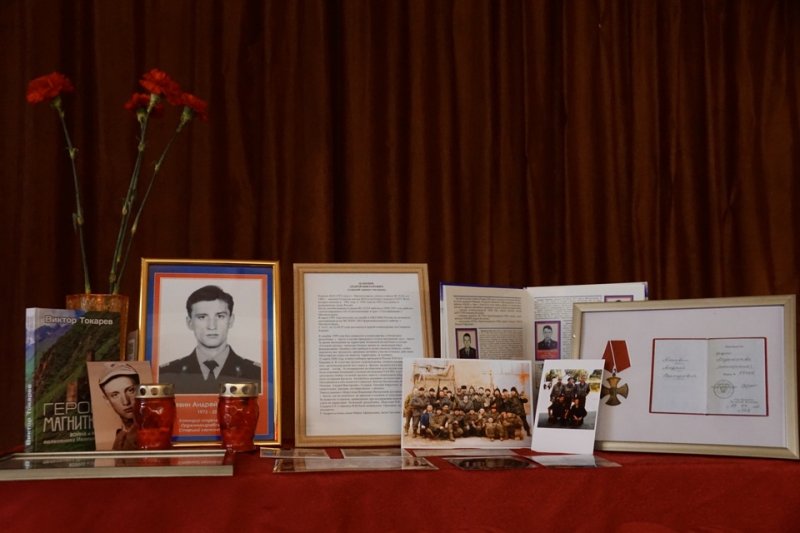 В школе Магнитогорска в честь милиционера, погибшего при исполнении служебного долга, открыли Парту Героя