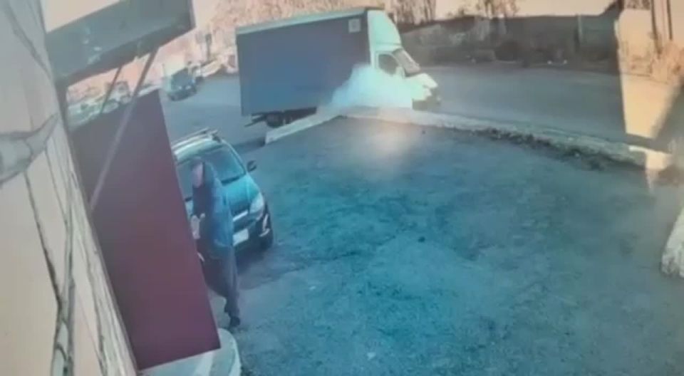 «ГАЗель» мощно взорвалась, наехав на тротуар, в Магнитогорске