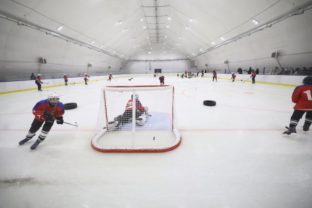 Новый хоккейный корт с травмобезопасными бортами открыли в селе Миасском Новый хоккейный корт с травмобезопасными бортами открыли в селе Миасском