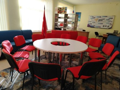 Центр детских инициатив в Троицком районе получил умный телевизор и новую мебель