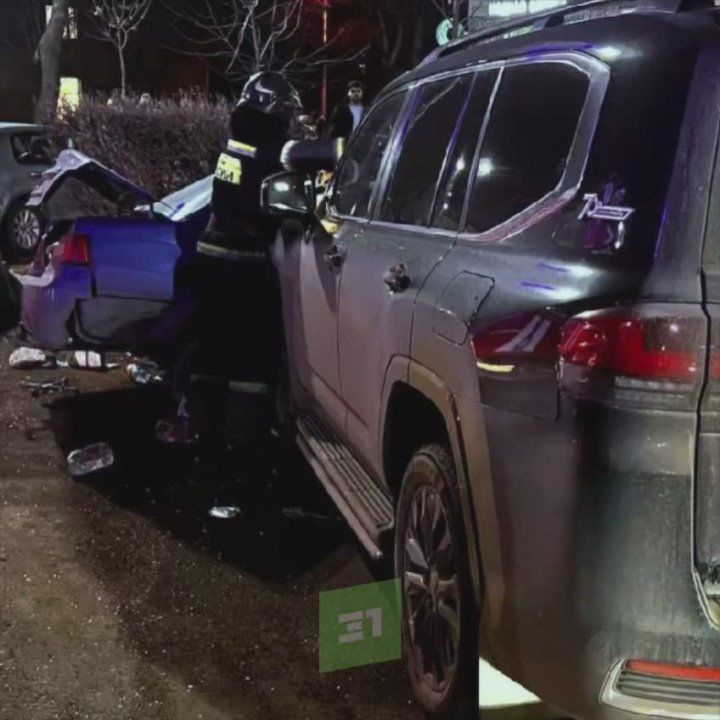 Спасатели достали водители из искореженной машины