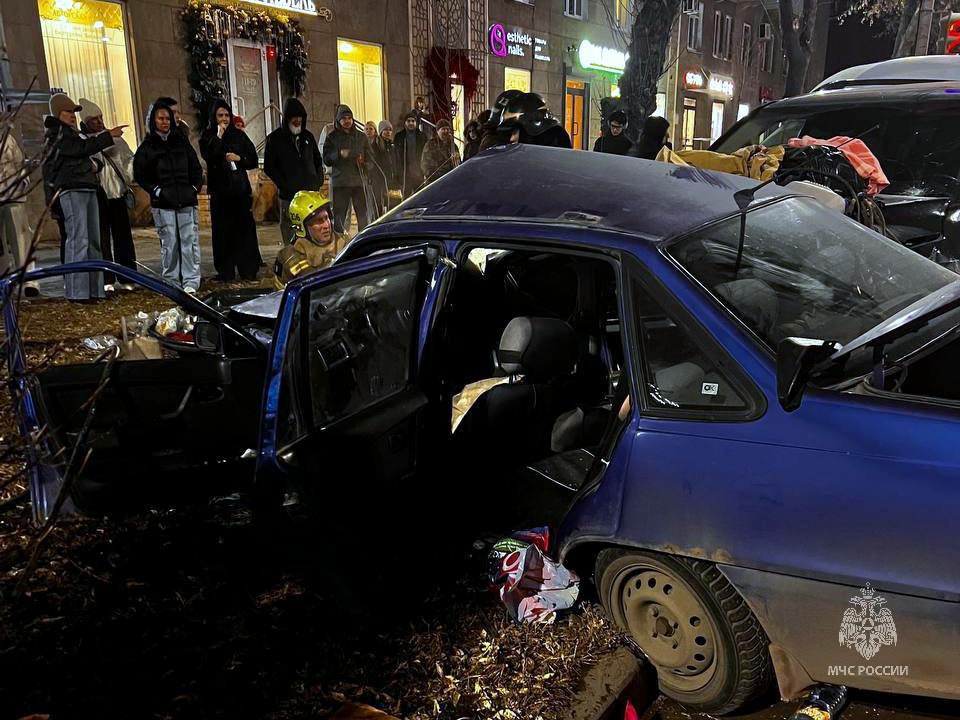 Серьезная авария с тремя автомобилями произошла в Магнитогорске Серьезная авария с тремя автомобилями произошла в Магнитогорске