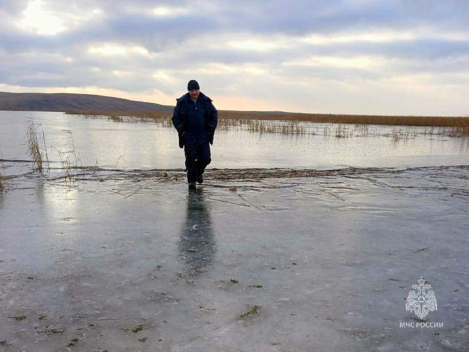 Лед еще не окреп - риск высок! Лед еще не окреп - риск высок!