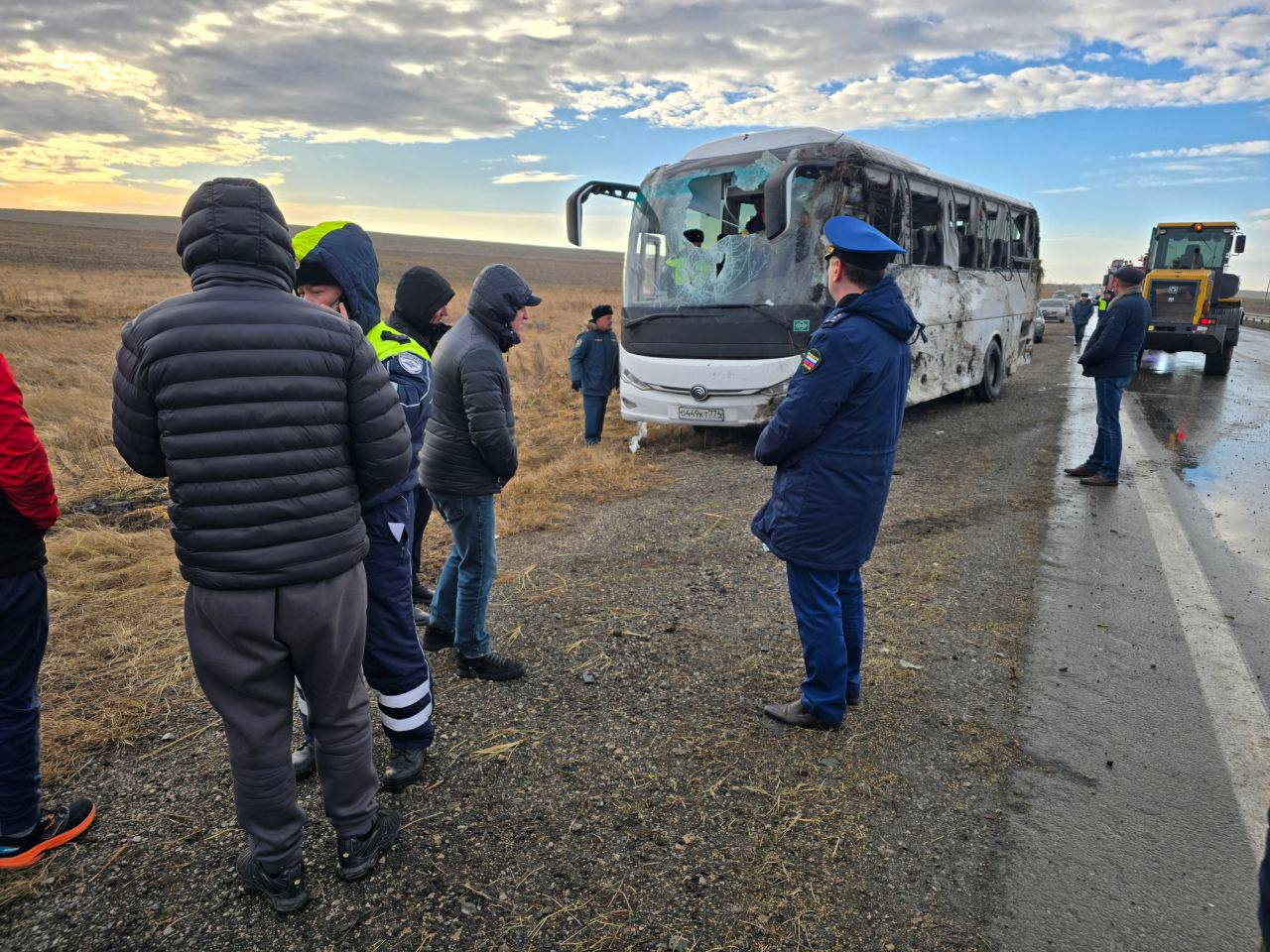 Автобус с детской футбольной командой перевернулся в Агаповском округе