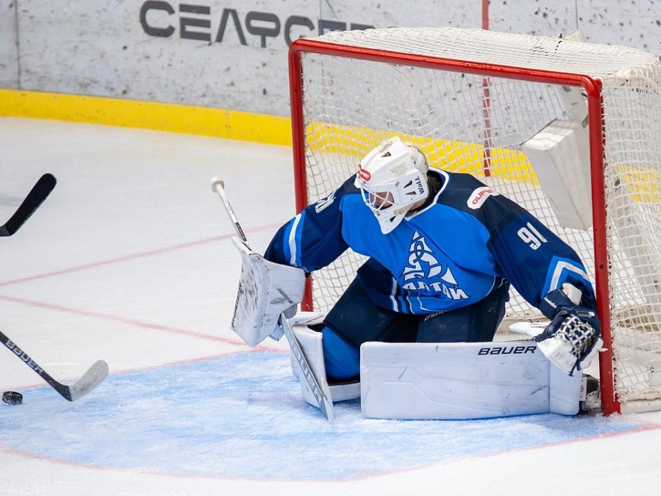 Хоккейный клуб «Трактор» отправился на выездные матчи с новым голкипером из Тюмени