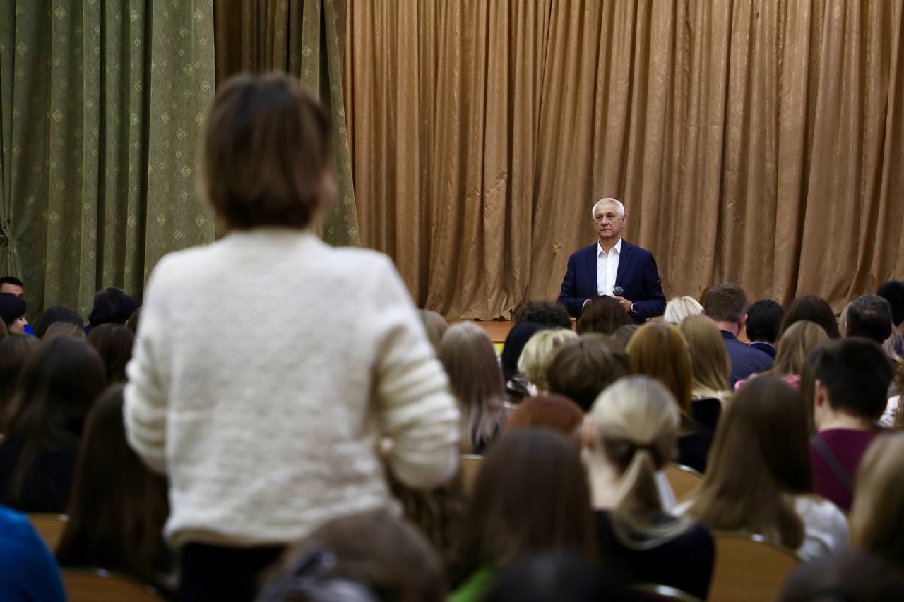 В диалоге с жителями. Глава города Сергей Бердников встретился со студентами и преподавателями Института строительства, архитектуры и искусства и факультета физической культуры и спортивного мастерства МГТУ имени Г.И. Носова В диалоге с жителями. Глава города Сергей Бердников встретился со студентами и преподавателями Института строительства, архитектуры и искусства и факультета физической культуры и спортивного мастерства МГТУ имени Г.И. Носова