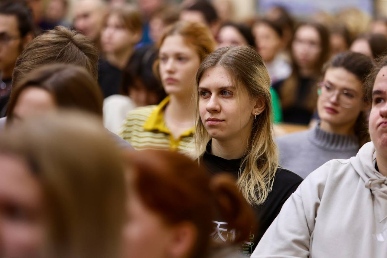 В диалоге с жителями. Глава города Сергей Бердников встретился со студентами и преподавателями Института строительства, архитектуры и искусства и факультета физической культуры и спортивного мастерства МГТУ имени Г.И. Носова В диалоге с жителями. Глава города Сергей Бердников встретился со студентами и преподавателями Института строительства, архитектуры и искусства и факультета физической культуры и спортивного мастерства МГТУ имени Г.И. Носова