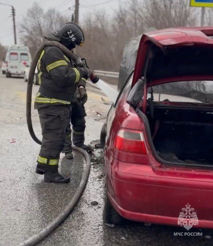 Сотрудники МЧС России ликвидировали последствия ДТП Сотрудники МЧС России ликвидировали последствия ДТП