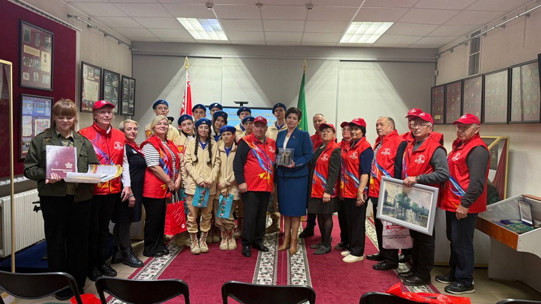 Музею обороны Брестской крепости подарили копию монумента «Тыл-фронту»