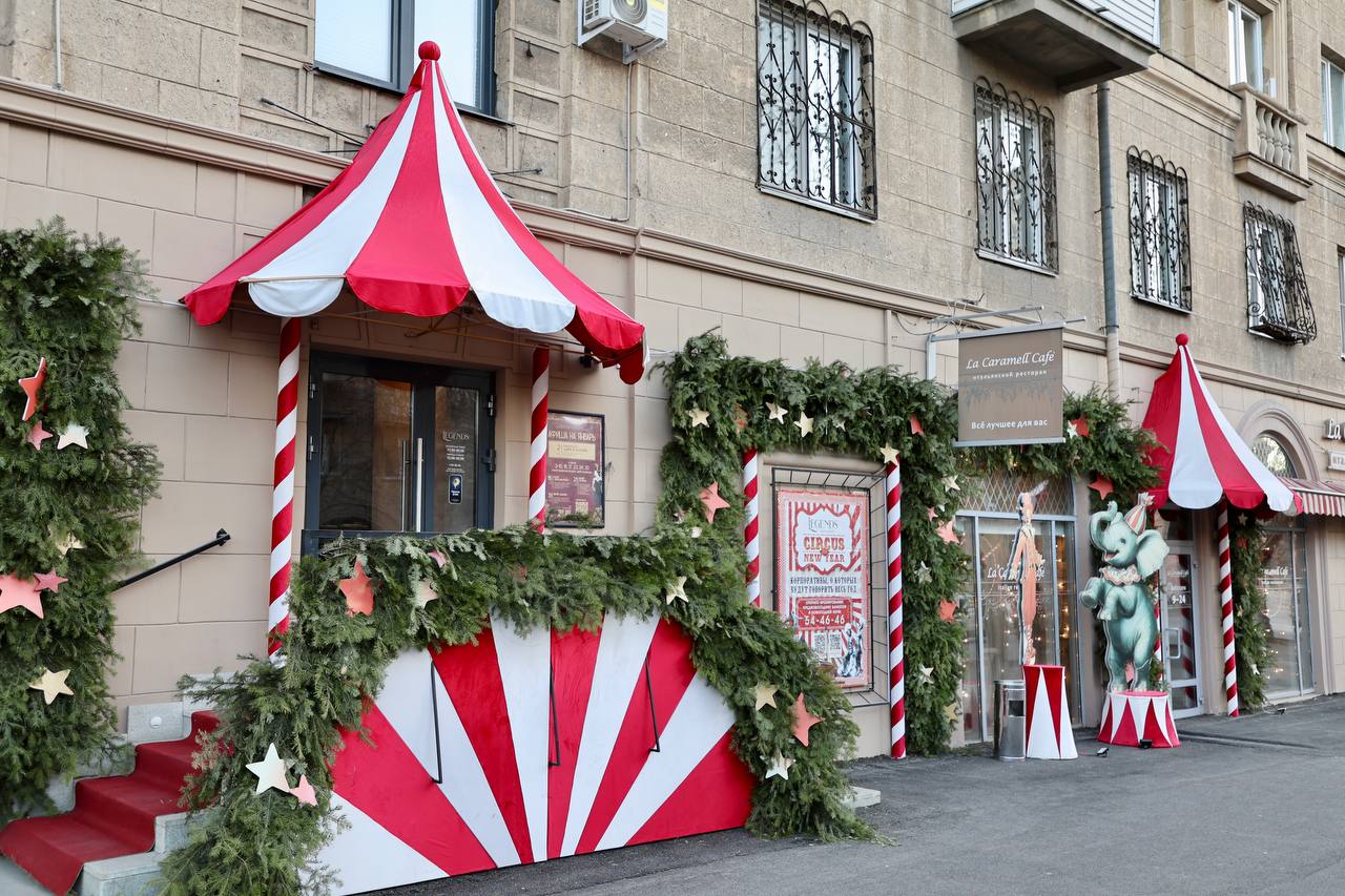 Город погружается в атмосферу новогодней сказки: улицы, скверы и парки наряжают к предстоящим зимним праздникам Город погружается в атмосферу новогодней сказки: улицы, скверы и парки наряжают к предстоящим зимним праздникам