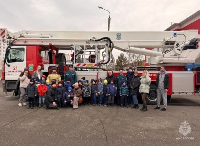 Когда пламя встречает лед: юные хоккеисты в гостях у пожарных