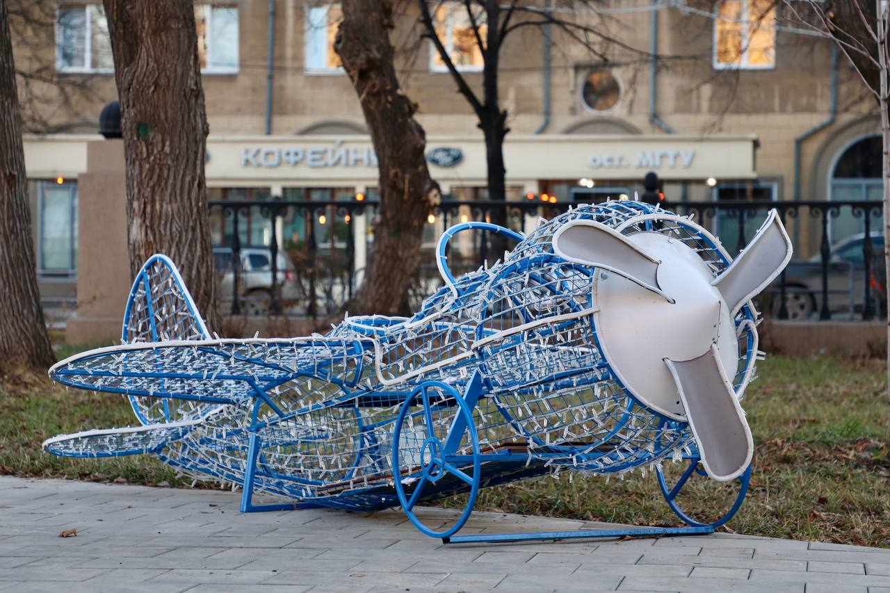 Город погружается в атмосферу новогодней сказки: улицы, скверы и парки наряжают к предстоящим зимним праздникам Город погружается в атмосферу новогодней сказки: улицы, скверы и парки наряжают к предстоящим зимним праздникам