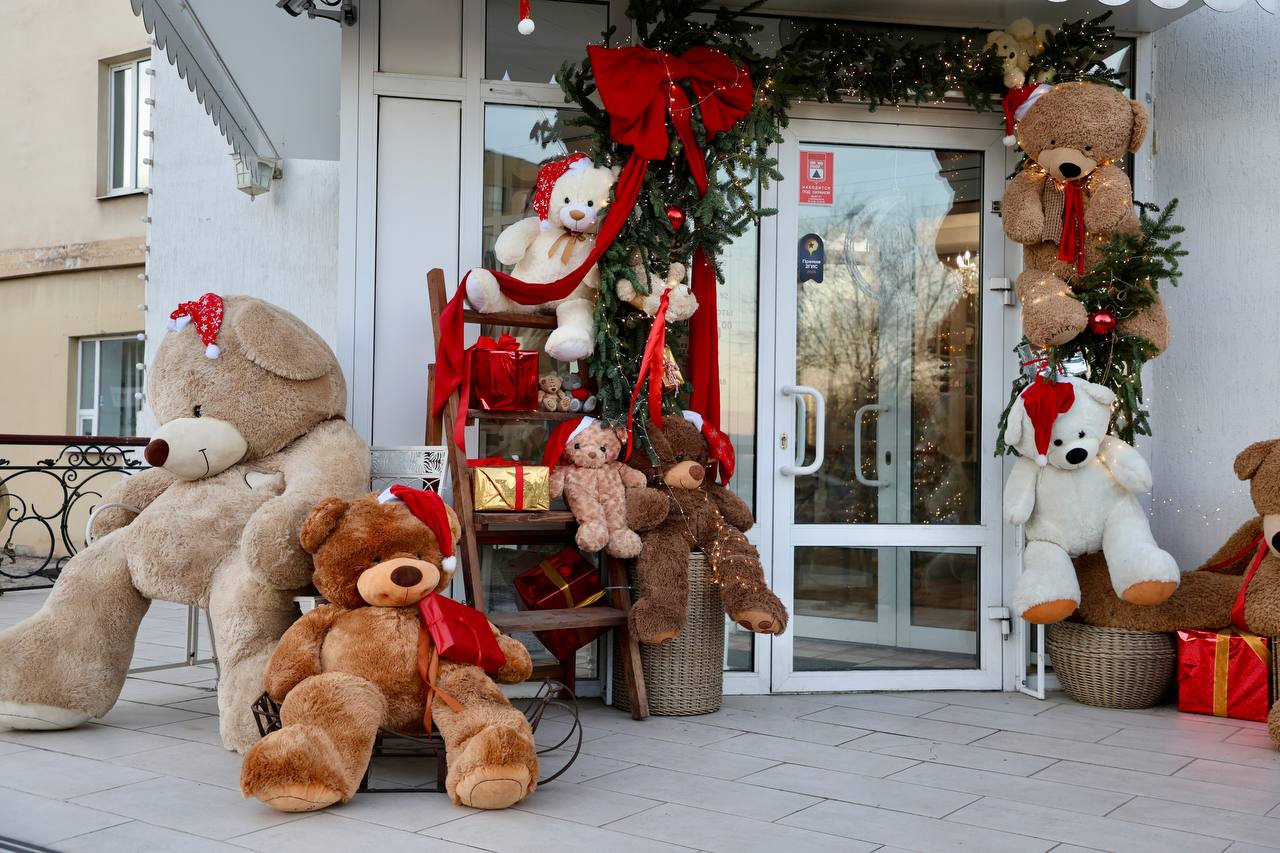 Город погружается в атмосферу новогодней сказки: улицы, скверы и парки наряжают к предстоящим зимним праздникам Город погружается в атмосферу новогодней сказки: улицы, скверы и парки наряжают к предстоящим зимним праздникам