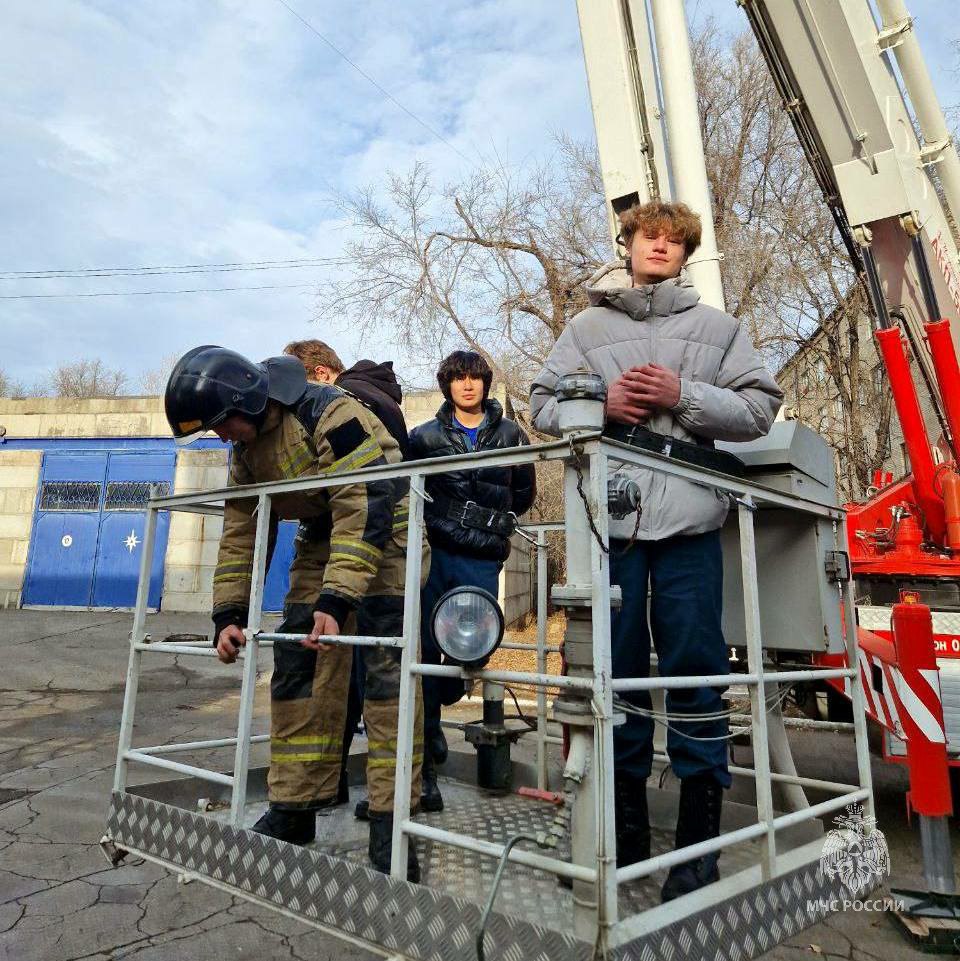 Будущие специалисты в гостях у огнеборцев Будущие специалисты в гостях у огнеборцев