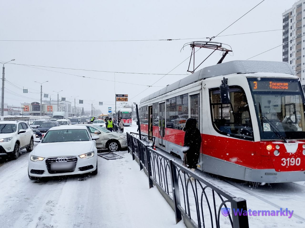 Автомобиль такси снес ограждение и уронил его на трамвай в Магнитогорске Автомобиль такси снес ограждение и уронил его на трамвай в Магнитогорске