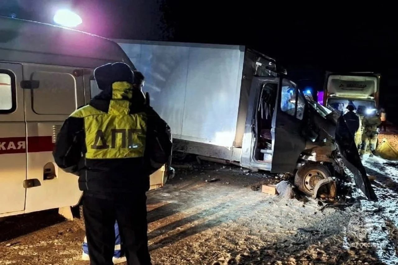 Зажало в кабинах: водители двух фургонов пострадали в ДТП в Челябинской области