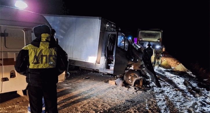 Под Челябинском столкнулись грузовики, пострадали оба водителя