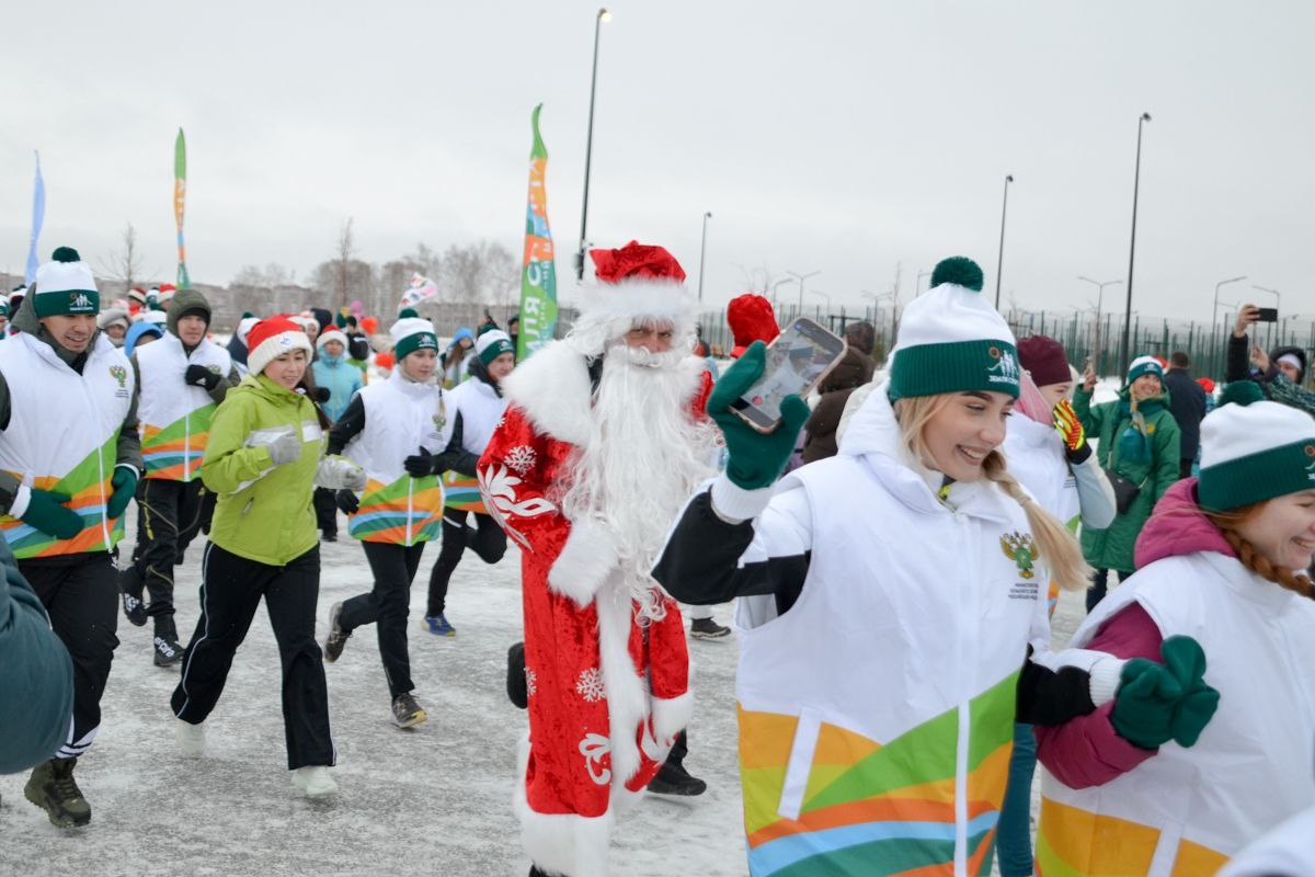 Председатель городского Собрания Александр Морозов дал старт новогоднему благотворительному забегу, организованному фондом «Металлург» Председатель городского Собрания Александр Морозов дал старт новогоднему благотворительному забегу, организованному фондом «Металлург»