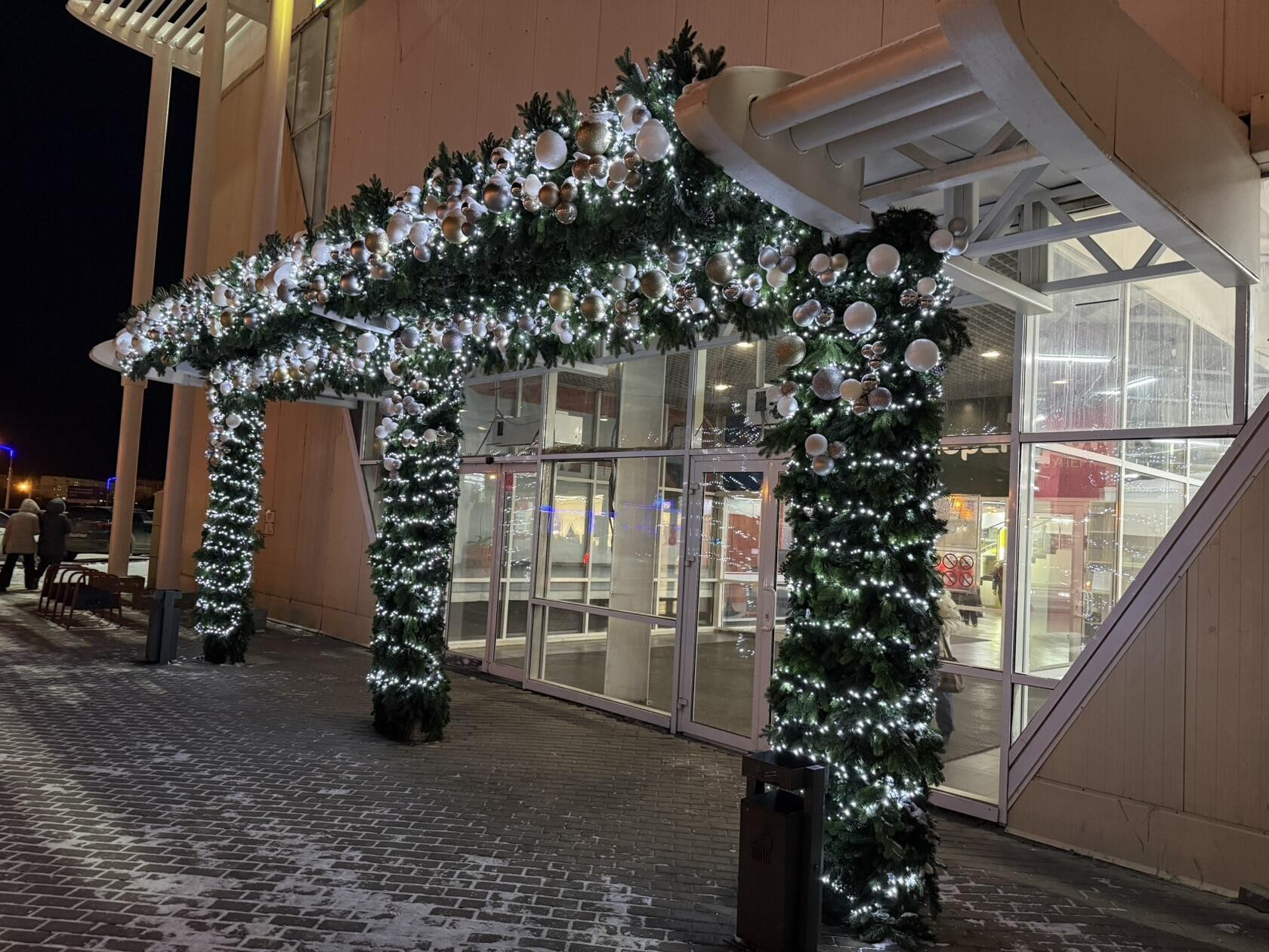 В преддверии Нового года город становится ярче и красивее В преддверии Нового года город становится ярче и красивее